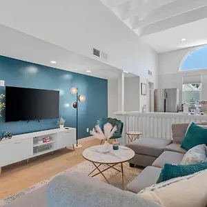 vibrant-centrally-located-home-sleeps-7.scottsdalehotels.org/